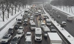 İstanbul'da kar yağışının da etkisiyle trafik yoğunluğu yüzde 81'e çıktı