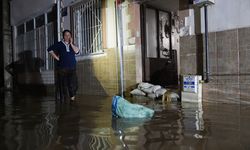 İzmir'de kuvvetli sağanak ve fırtına yaşamı olumsuz etkiledi
