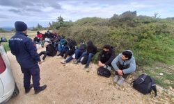 İzmir'de sürüklenen lastik bottaki 33 düzensiz göçmen kurtarıldı