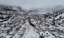 Kar yağışıyla beyaza bürünen Sertavul Yaylası dronla görüntülendi