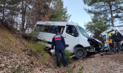 Karabük'te şarampole sürüklenen minibüsteki 17 kişi yaralandı