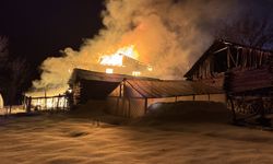 Karabük'te yangın çıkan 2 katlı ev kullanılamaz hale geldi