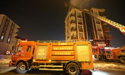 Kars'ta 6 katlı bir binanın çatı katında çıkan yangın söndürüldü