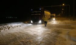 Kars'ta kar ve tipi nedeniyle bazı yollar ağır taşıt trafiğine kapatıldı