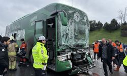 Konyaspor'un genç takımını taşıyan otobüs ile kamyonun çarpıştığı kazada 3 kişi yaralandı