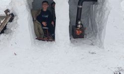 Malatya'da bir baba, çocukları için kardan ev yaptı