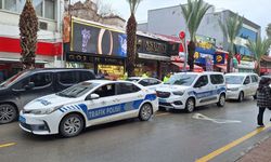 Mersin'de kuyumcuyu soyan zanlı tabancayla havaya ateş ederek kaçtı