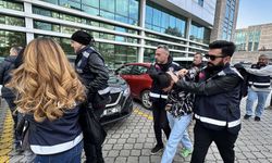 Samsun'da bir kişinin araçta bıçak ve satırla öldürülmesine ilişkin 3 şüpheli adliyede