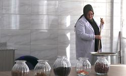 'Saray kumaşı'nı atık gıda malzemeleriyle renklendiriyor