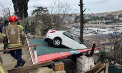 Sarıyer'de yokuştan inen otomobil kamelyanın üzerine düştü