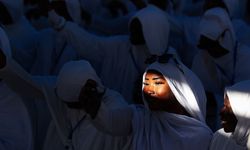 Senegal'de Layene tarikatı mensupları 'beyazlar' içinde birlik mesajı için toplandı