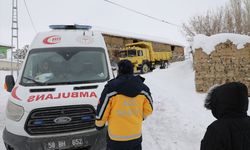 Sivas'ta ekipler yolu kardan kapanan köydeki hasta için seferber oldu