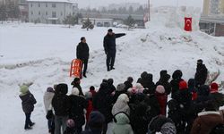 Sivas'ta jandarmadan Sevgi Evleri'nde kalan çocuklara kızak şenliği