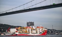 Türkiye'nin enerji filosuna eklenen ultra derin deniz sondaj gemisi 'Yıldırım' İstanbul Boğazı'ndan geçti