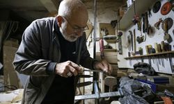 Yarım asırdan fazla süredir aynı tutkuyla ahşaba şekil veriyor