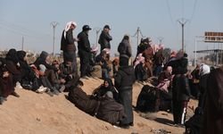 YPG/SDG'den kurtarılan Aktan Hapishanesi önünde Suriyeli aileler sevdiklerini arıyor