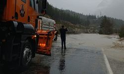 Adana'nın ilçelerinde sağanak hayatı olumsuz etkiledi