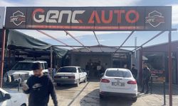 Adıyaman'da kısa devre sonucu hareket eden park halindeki otomobil dükkana çarptı