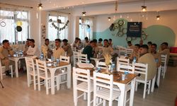 Ağrı Valisi Bozkurt, atık malzeme kullanılarak oluşturulan restoranda öğrencilerle iftar yaptı