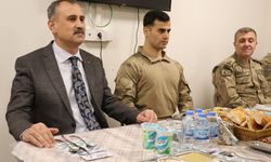 Ağrı Valisi Önder Bozkurt, Ağrı Dağı eteklerindeki üs bölgesinde komandolarla iftar yaptı: