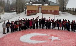 Ağrı'da öğrenciler karda Türk bayrağı yaptı