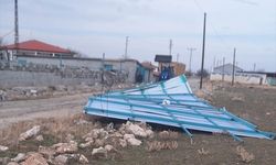 Aksaray'da kuvvetli rüzgar nedeniyle uçan çatının altında kalan kişi ağır yaralandı