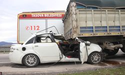 Amasya'da tıra çarpan otomobildeki 2 kişi öldü