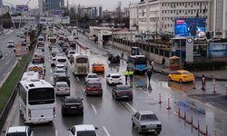 Ankara'da yarıyıl tatilin ardından okulların açılmasıyla trafik yoğunluğu oluştu