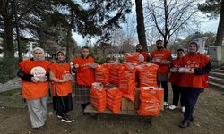 Annelerin hazırladığı çörek ve kurabiyeleri gençler iftarı yolda karşılayanlara ikram ediyor