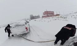 Ardahan'da kar nedeniyle yolda mahsur kalan 11 araç kurtarıldı