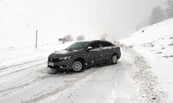 Ardahan'da kar ve tipi nedeniyle yolda mahsur kalan 3 araç kurtarıldı