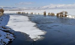 Ardahan'da Kura Nehri'nin yüzeyindeki buzlar çözülüyor