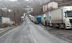 Ardahan'da tır geçişine kapatılan kara yolunda ulaşım normale döndü