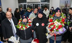 Avusturya'da madalya kazanan otizmli ikiz kayakçılar, Erzurum'da çiçeklerle karşılandı