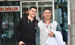 Aynı okuldan mezun olan baba-oğul, Afyonkarahisar'da aynı ilçede doktor olarak görev yapıyor