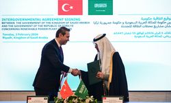 Bakan Bayraktar, Suudi Arabistan ile ilk kısmı 2 bin megavatlık güneş enerjisi projelerini içeren 2 milyar dolarlık bir enerji yatırımı anlaşmasının imzalandığını açıkladı.