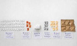 Bakırköy'de otomobilde kurdukları düzenekte uyuşturucu saklayan 2 zanlı tutuklandı