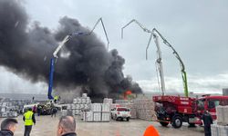 Balıkesir'de yapı malzemeleri deposunda çıkan yangına müdahale ediliyor