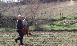 Batmanlı çiftçiler engebeli tarlalarda 'imece usulü' elle gübreleme yapıyor