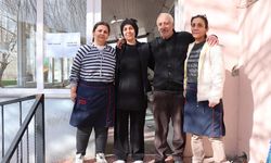 Beldede çaylar, baba mesleğini yapan kız kardeşlerin elinde demleniyor