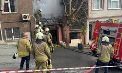 Beyoğlu'nda gecekonduda çıkan yangında 2 kişi dumandan etkilendi