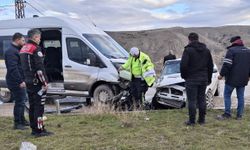 Beypazarı'nda otomobil ve minibüsün çarpıştığı kazada 4 kişi yaralandı