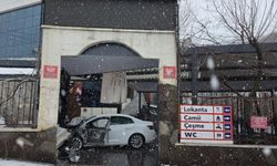 Bingöl'de kontrolden çıkarak lokantaya giren otomobildeki 5 kişi yaralandı