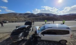 Bingöl'de otomobil ile hafif ticari araç çarpıştı, 1 kişi öldü, 4 kişi yaralandı