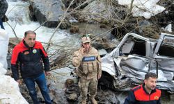Bitlis'te dereye düşen hafif ticari araçtaki 3 kişi öldü, 5 kişi yaralandı