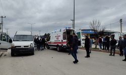 Burdur'da panelvanla çarpışan motosikletin sürücüsünün ağır yaralandığı kaza kamerada