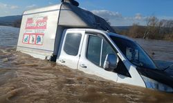 Bursa'da Çapraz Çayı'nın taşmasıyla Harmanlı kara yolu ile Harmanlı Köprüsü ulaşıma kapandı