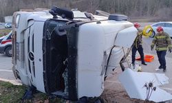 Bursa'da devrilen beton mikserinin sürücüsü ağır yaralandı