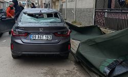 Bursa'da lodosun uçurduğu çatı parçası park halindeki araçta hasar oluşturdu