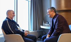 CHP Genel Başkanı Özel, Hikmet Çetin'i tedavi gördüğü hastanede ziyaret etti